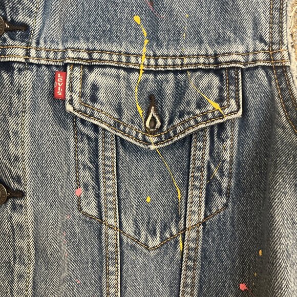 MEN'S SIZE Large LEVI'S THE TRUCKER JEAN VEST IN WZAP PAINT SPLATTER DENIM - Picture 3 of 11
